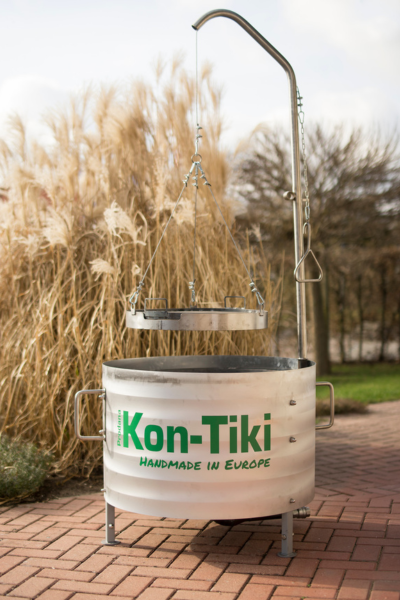 Mit dem Kon-Tiki BBQ lässt sich leicht Pflanzenkohle herstellen und gleichzeitig mit Freunden grillen
